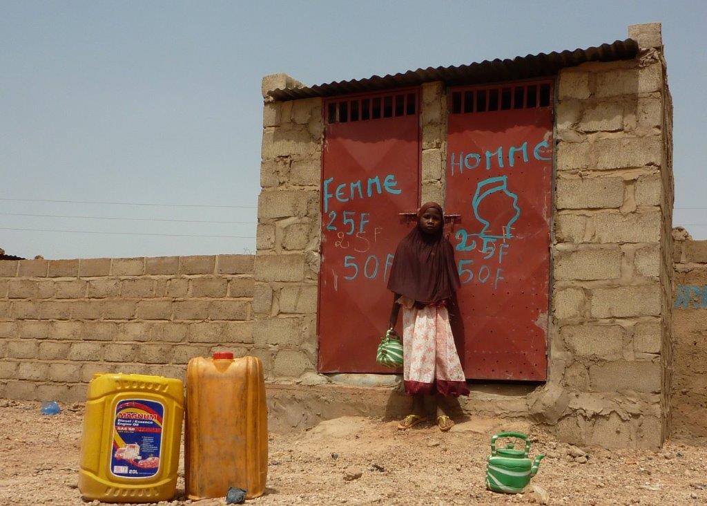 Toiletten für die Schulen und den Markt von Ndande
